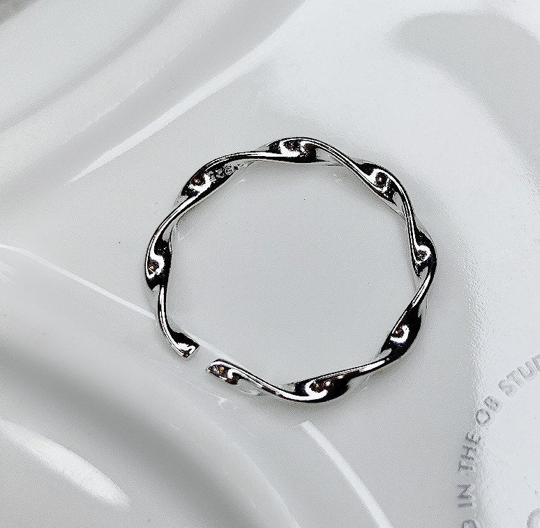 Twisted Band Ring