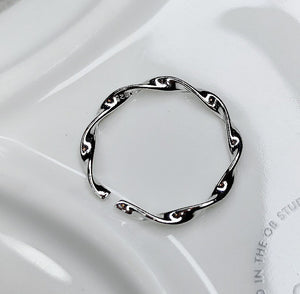 Twisted Band Ring