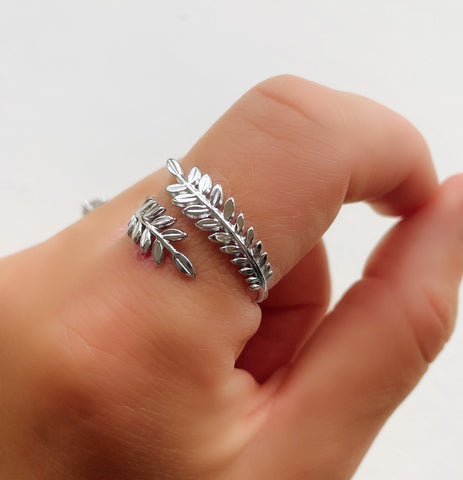 Feathered leaf ring